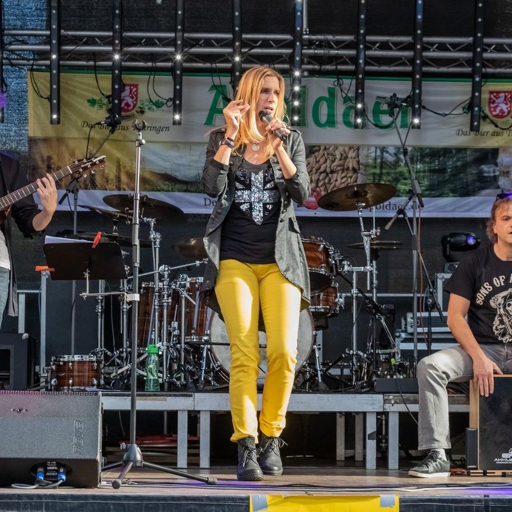 Die drei Musiker von JustBrill!-unplugged auf der Bühne beim Apoldaer Zwiebelmarkt