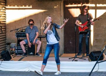 Live Die drei Musiker von JustBrill!-unplugged Open Air beim Honky Tonk Festival in Poppenhausen