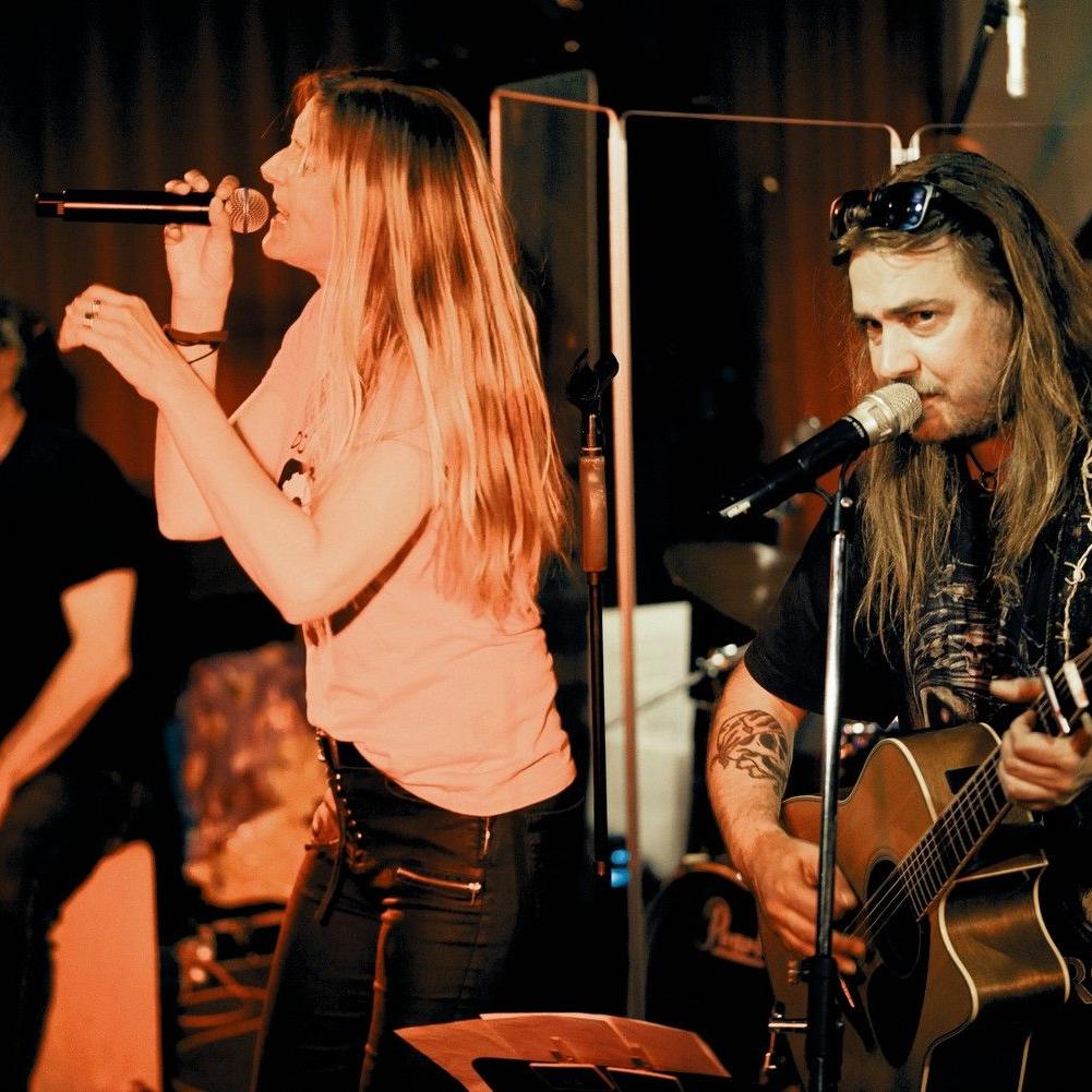 Die drei Musiker von JustBrill!-unplugged auf der Bühne im Tonellis in Leipzig