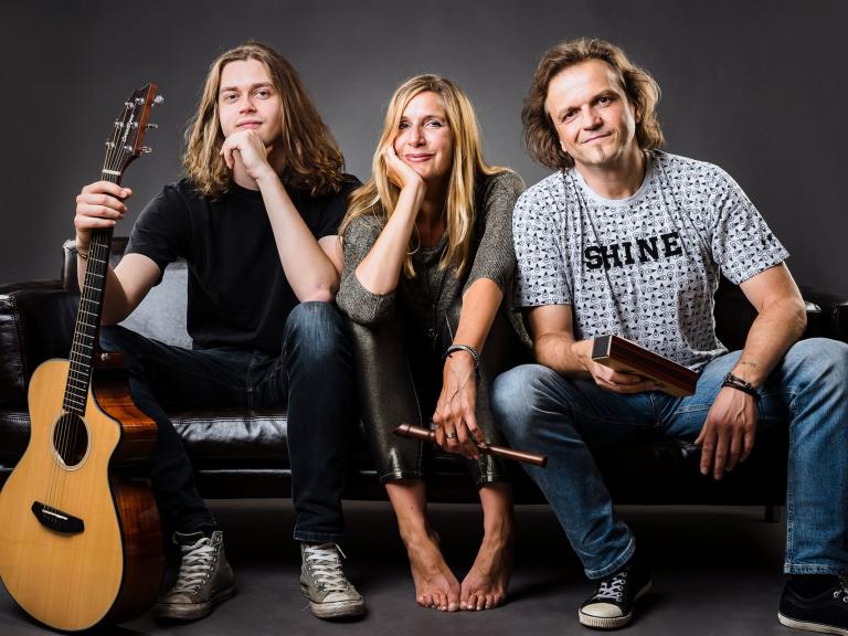 JustBrill!-unplugged Promofoto quer dkl